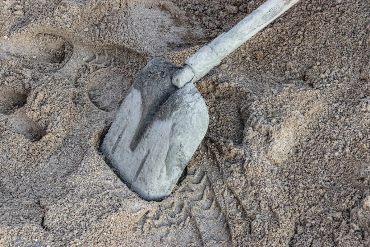 Ile łopat piasku na worek cementu na fundament? Sprawdź idealne proporcje!
