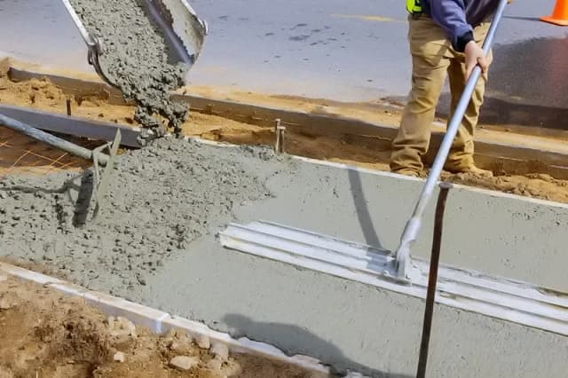 Kto wynalazł cement? Historia i znaczenie rewolucyjnego materiału budowlanego