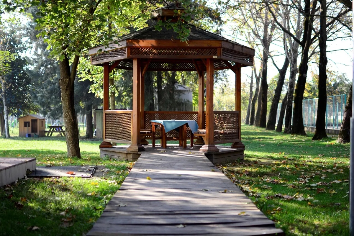 Gdzie sprawdzą się pergole drewniane?